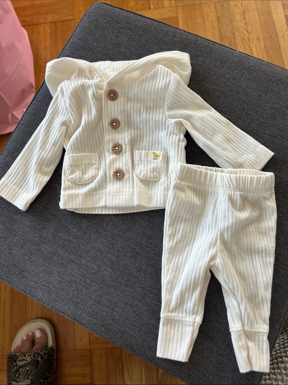 Carter’s 2-piece Chick Little set 🐣